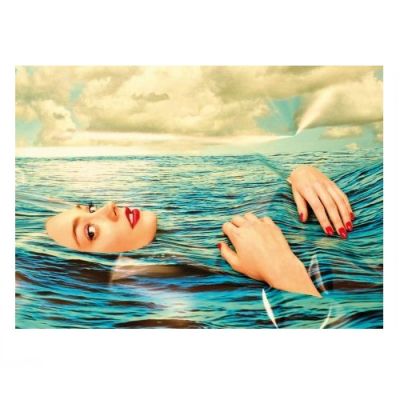 Toiletpaper Teppich „Girl in the Sea“ von Seletti: Frau mit rotem Lippenstift im Meer.