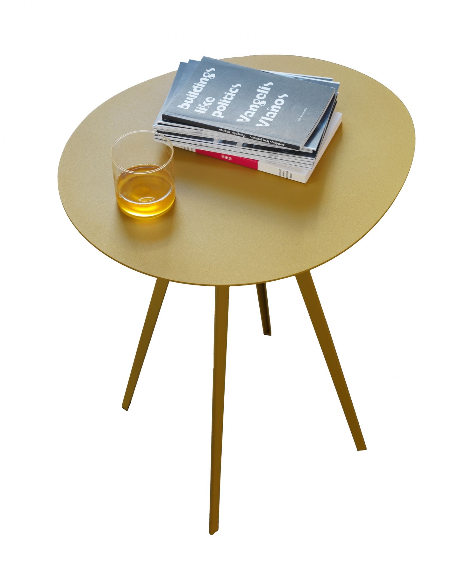 Agorà Beistelltisch in Senfgelb mit Getränk und Büchern. Runder Tisch für Wohnzimmer.