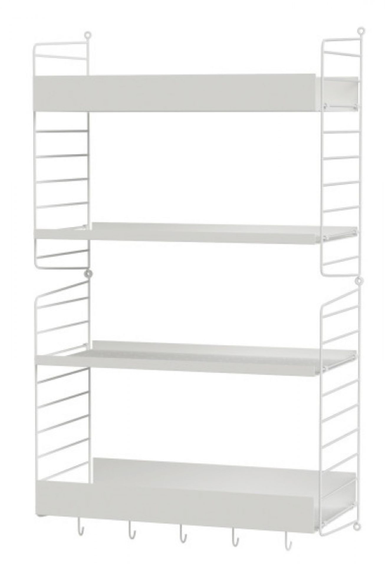 Weißes String Regal mit vier Regalböden und Hakenleiste, ein modulares Wandregalsystem.