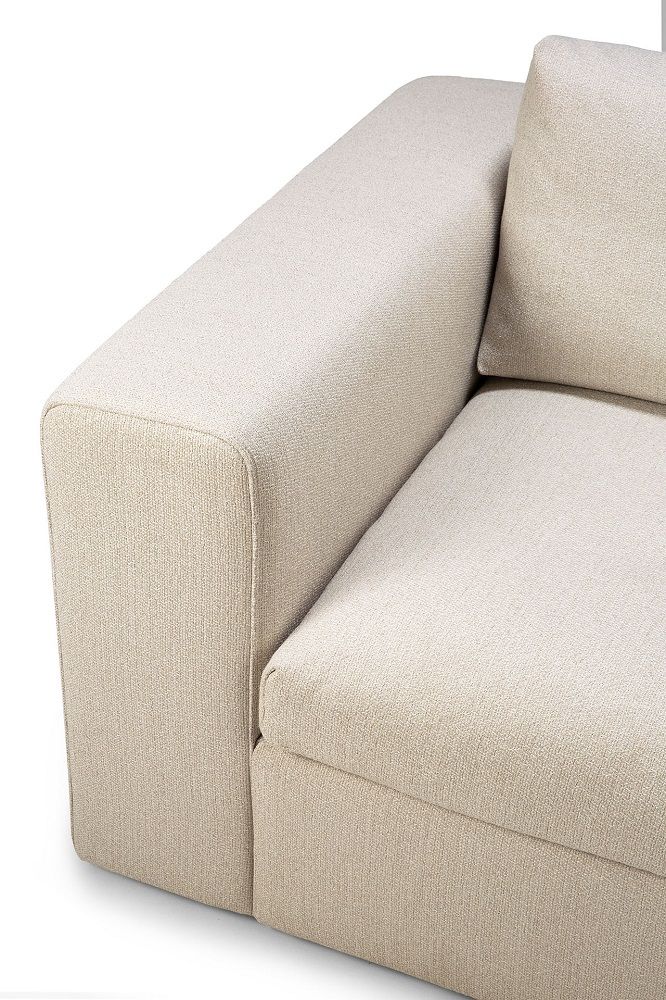 Detailaufnahme: Mellow Sofa in Off White mit rechter Armlehne, Bezug aus Eco-Stoff.