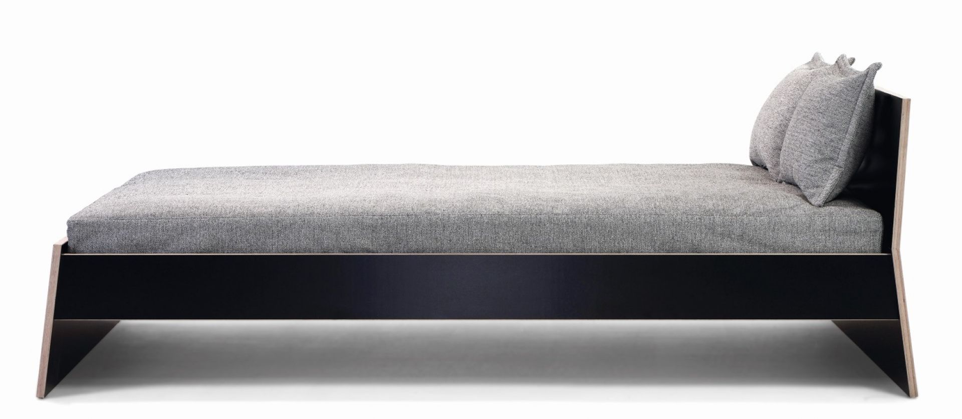 Stockholm Bett von Richard Lampert, Birke Multiplex mit hohem Kopfteil, schwarz, seitliche Ansicht.