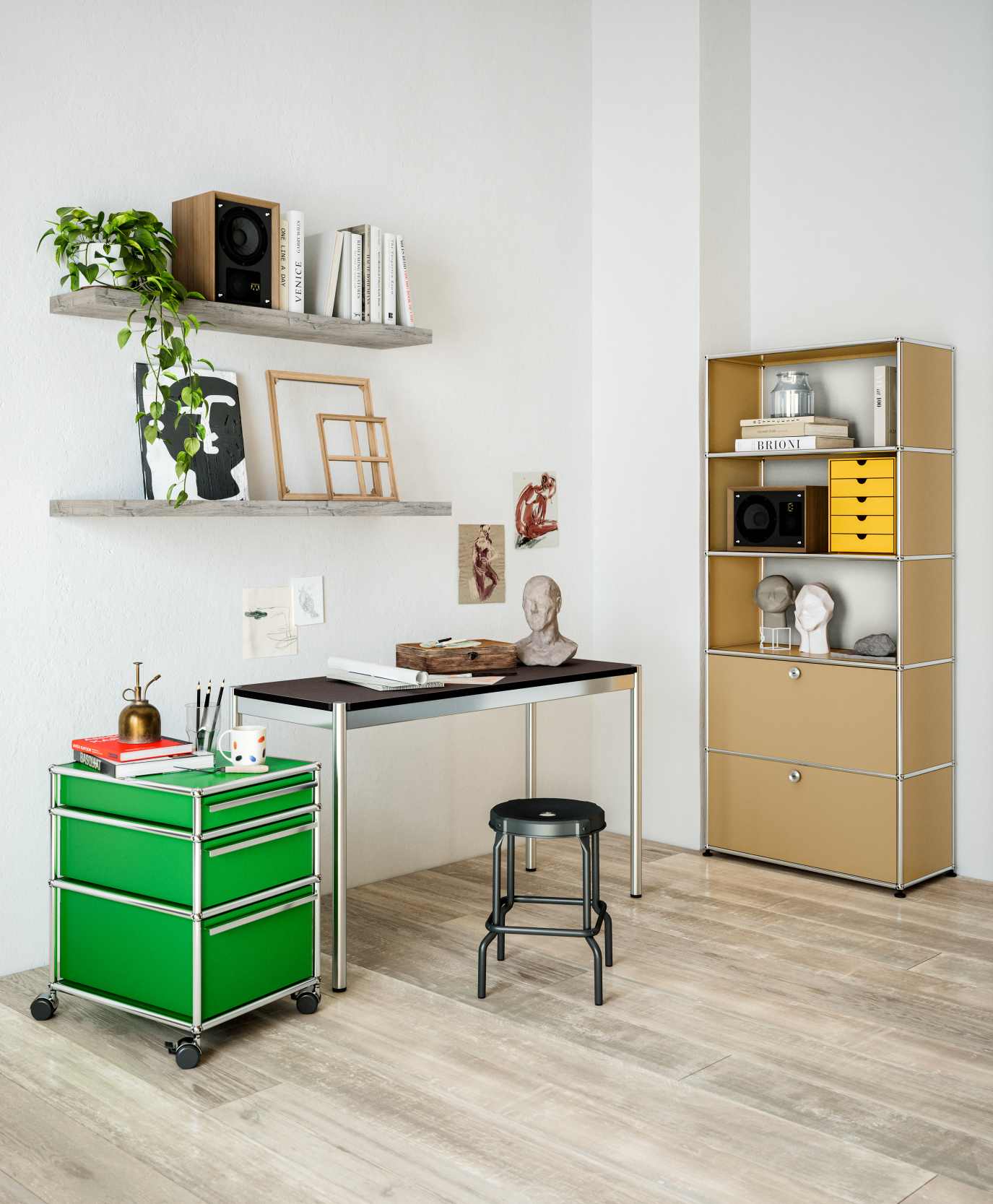 USM Haller Regal in Goldgelb mit zwei Klappen und weiteren USM Möbeln im modernen Büro.