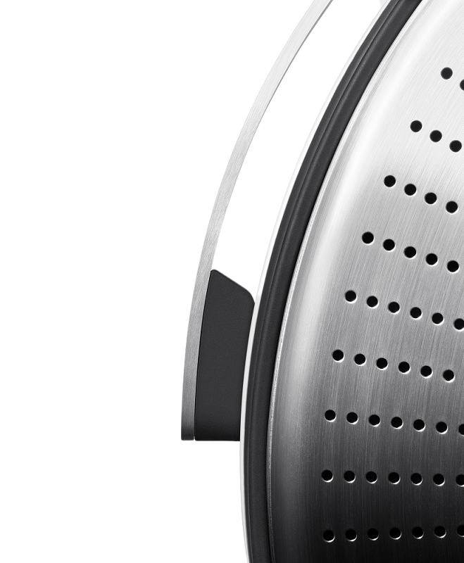 Detailaufnahme Vipp Wäschekorb: Edelstahlkorb mit Luftlöchern und schwarzem Gummiring für moderne Badgestaltung.