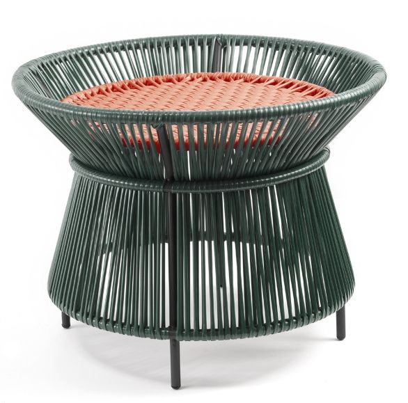 Moosgrüner Outdoor Tisch "Caribe Chic Basket Table" mit kupferfarbener Sitzfläche und schwarzem Gestell.