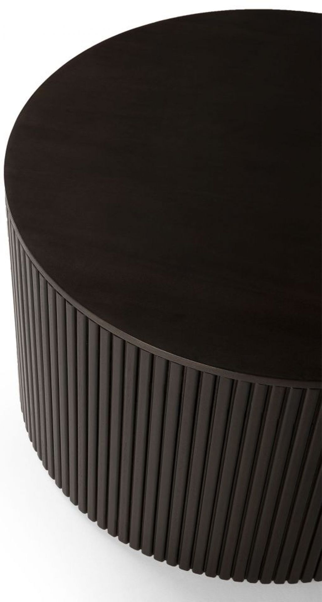 Runder, dunkelbrauner Beistelltisch "Roller Max" von Ethnicraft mit geriffelter Holzstruktur. Moderner Holztisch für Wohnzimmer.