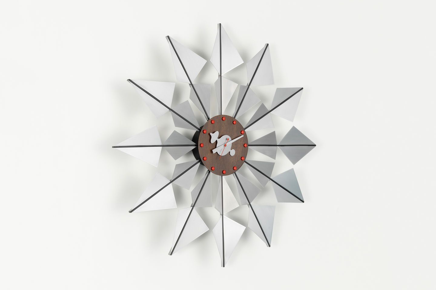 Vitra Nelson Flock of Butterflies Wanduhr mit silbernen Schmetterlingen und rotem Akzent, modernes Design.