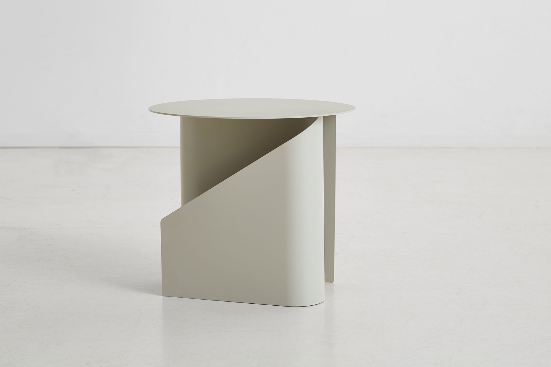 Sentrum Beistelltisch in warmem Grau von Woud: Moderner, minimalistischer Nachttisch für Wohnzimmer und Schlafzimmer.