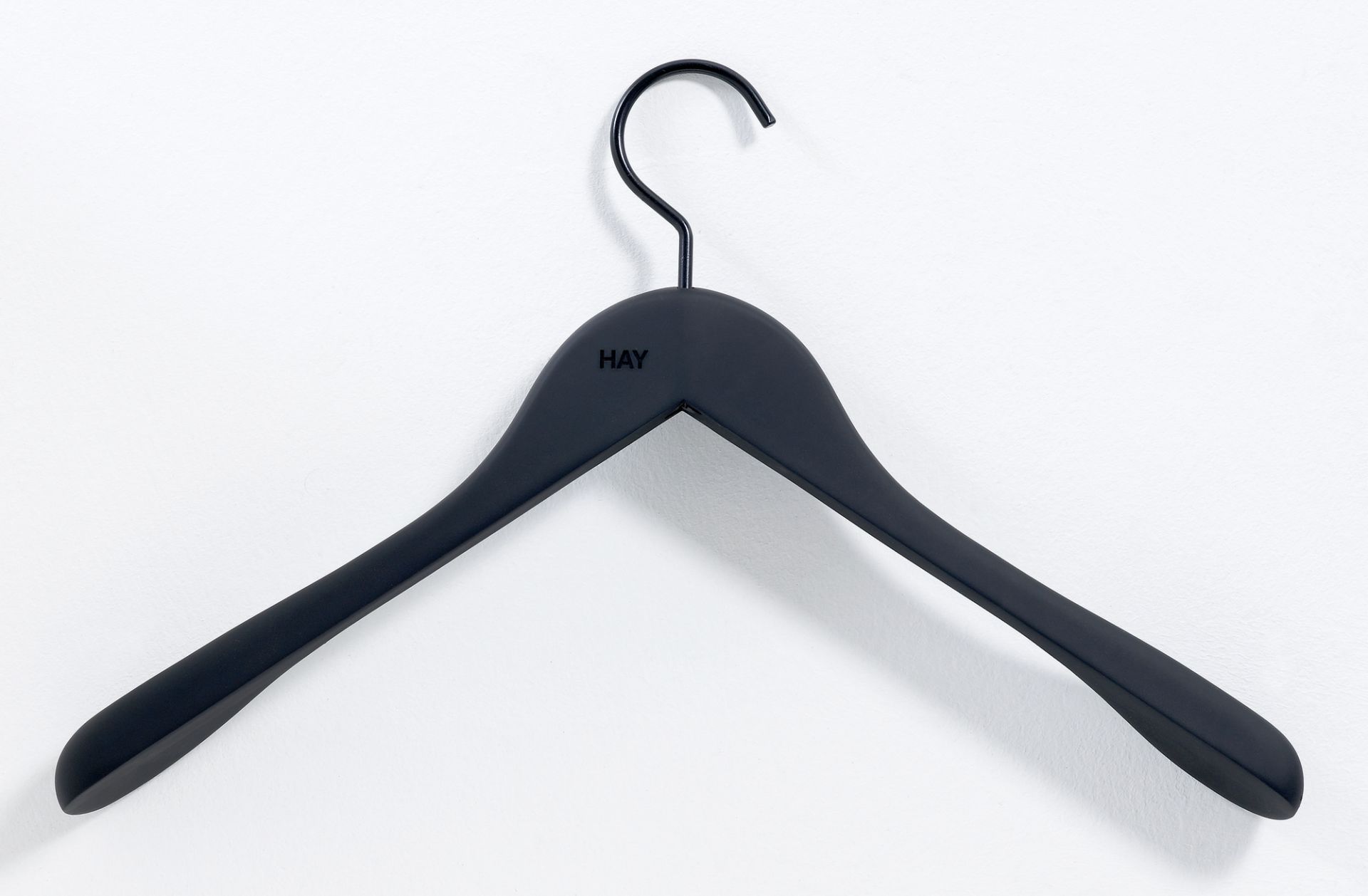 Schwarzer Hay Kleiderbügel, Soft Coat Hanger Wide, für schonendes Aufhängen der Kleidung.