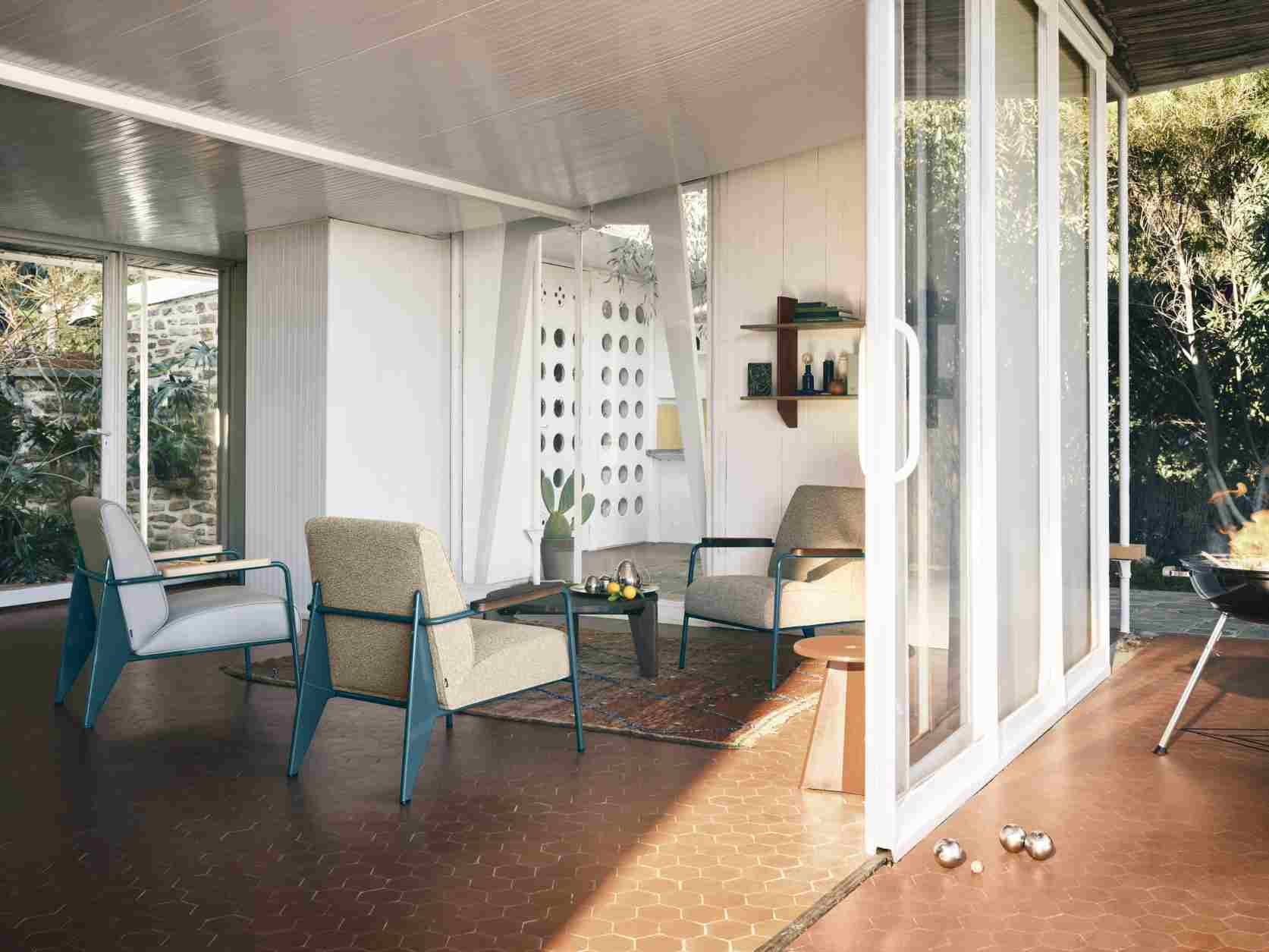 Innenaufnahme mit Vitra Fauteuil Direction Sesseln und einem Tabouret Métallique Hocker im Wohnbereich.