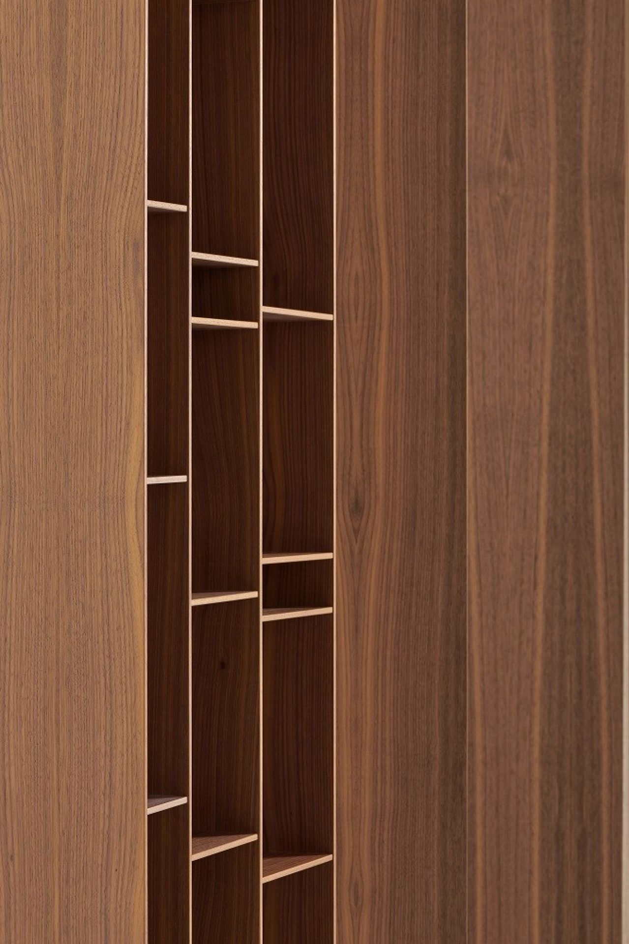 Detailansicht des Random Wood Bücherregals von MDF Italia, modernes Holzregal mit asymmetrischen Fächern.