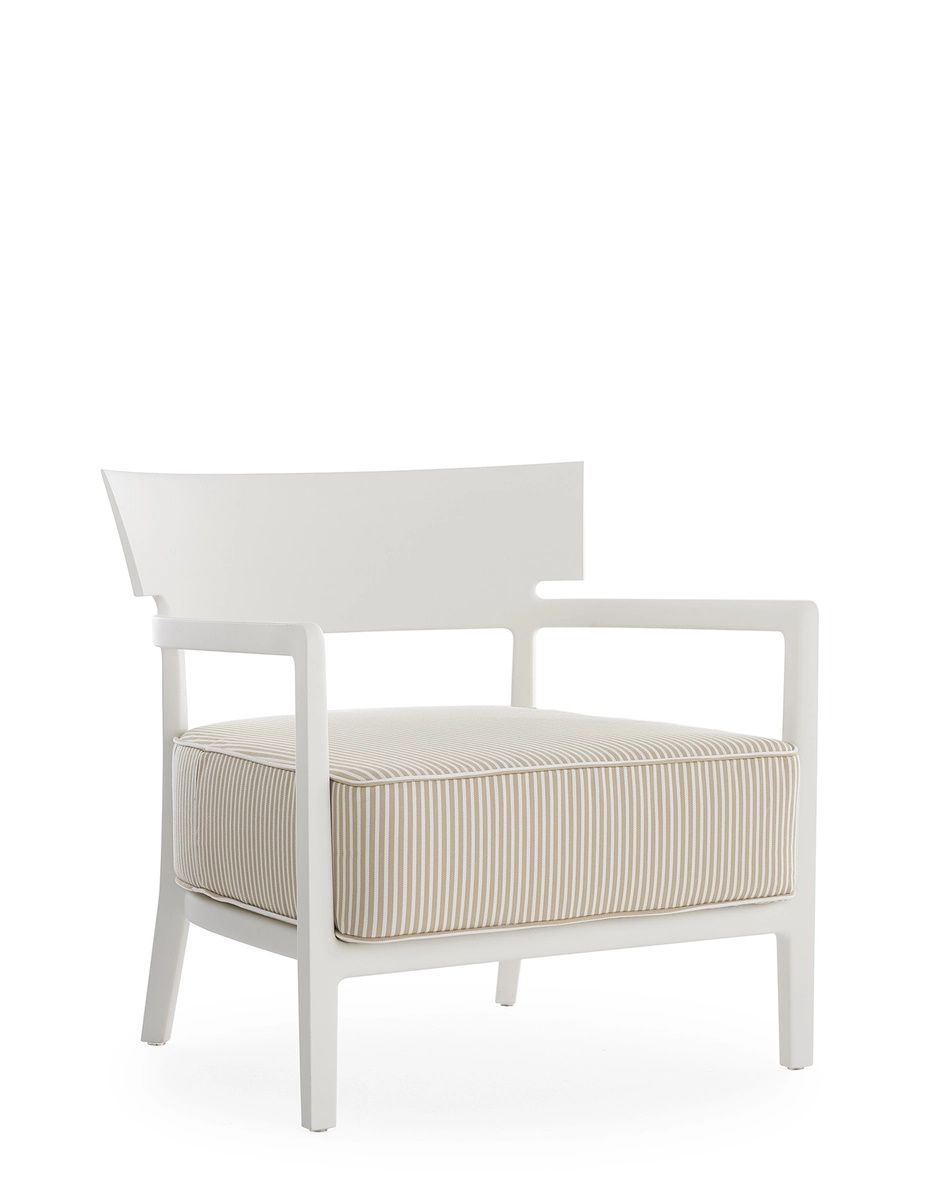 Weißer Cara Sessel von Kartell für den Außenbereich mit gestreiftem Sitzkissen, Gartenmöbel.