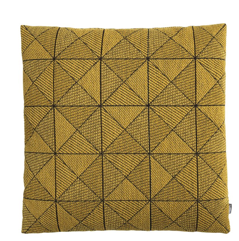 Muuto Tile Cushion Kissen 45x45 cm: Quadratisches, gelbes Dekokissen mit geometrischem, schwarzem Linienmuster für Wohnzimmer und Schlafzimmer.