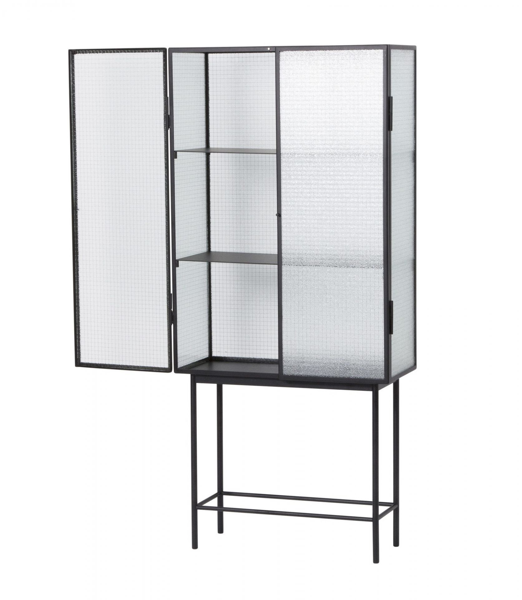 Haze Vitrine von Ferm Living mit Glasfront, Metallrahmen und Regalböden auf einem Metallgestell.