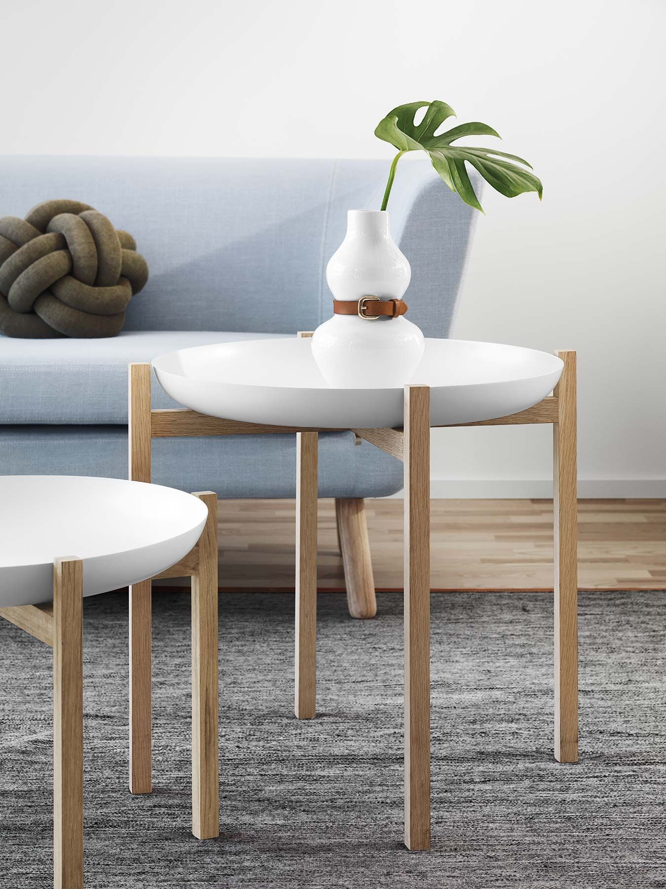 Tablo Table Set von Design House Stockholm: Zwei weiße Beistelltische mit Holzgestell.