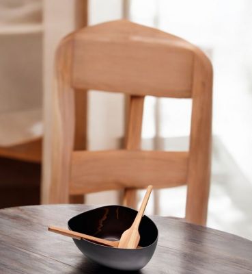 Schwarze Salatschale in Bootsform mit Holz-Besteck auf Holztisch, Philippi Design, Einzelstück.