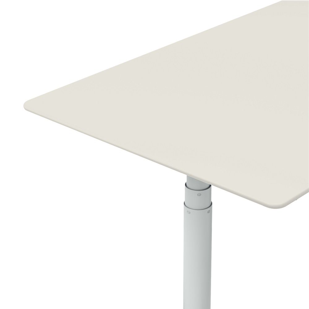 Detailaufnahme: HiLow Konferenztisch Montana mit weißer Tischplatte und höhenverstellbarem, weißem Tischbein.