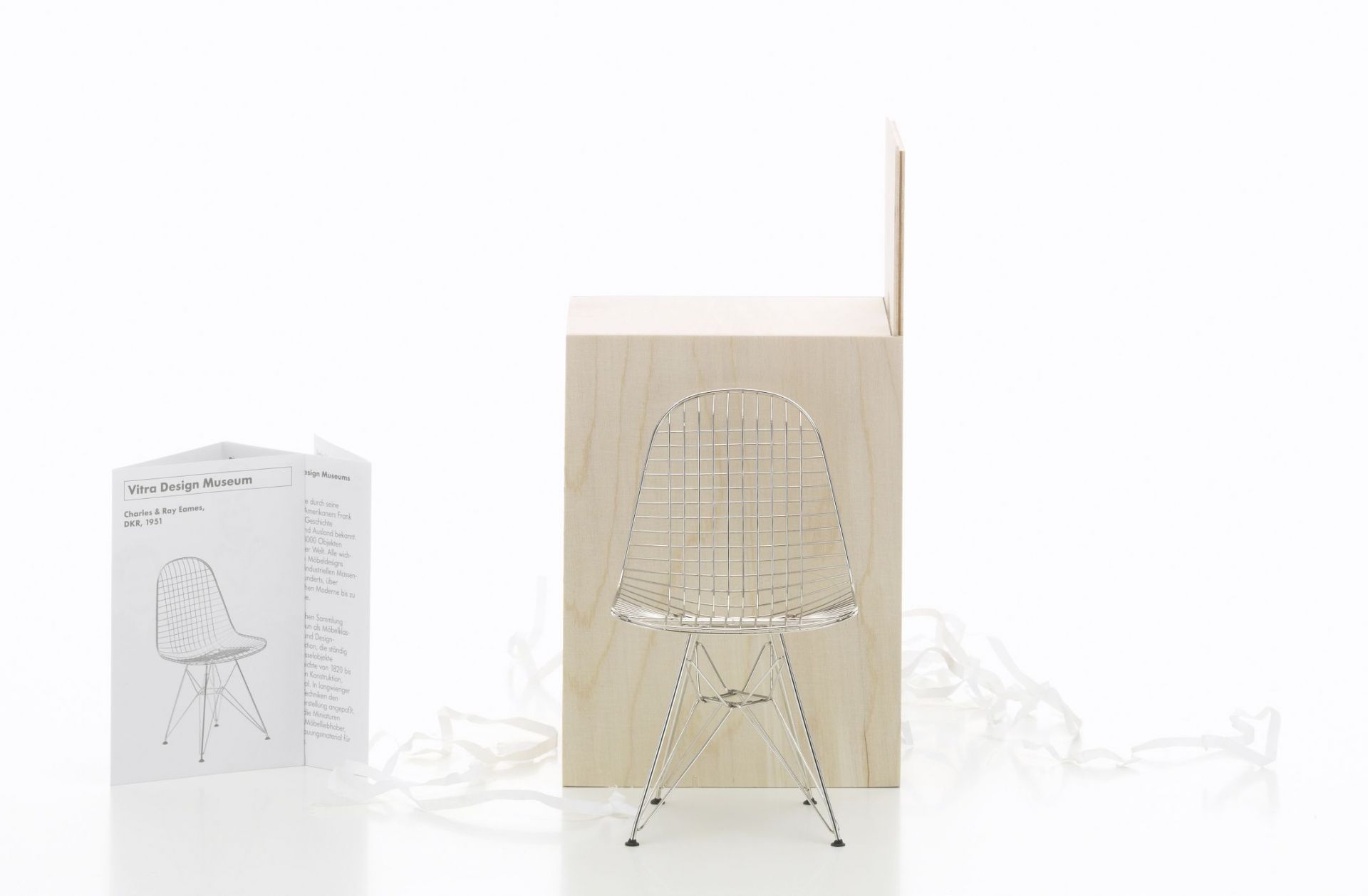Detailaufnahme des Vitra DKR Wire Chair als Miniatur, ein Designklassiker für Sammler und Liebhaber.