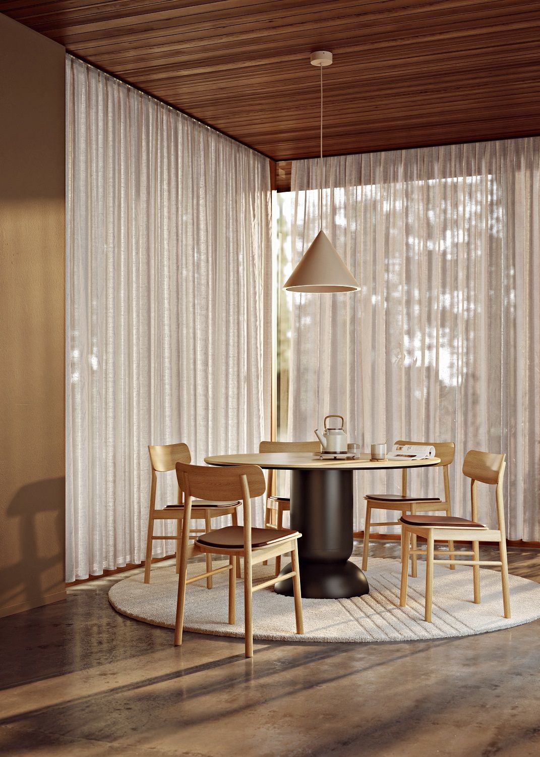 Beige Annular Pendelleuchte von Woud über Esstisch mit Stühlen in modernem Esszimmer.