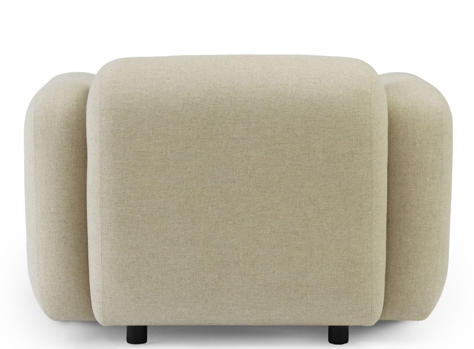 Rückansicht des beigen Swell Sessels von Normann Copenhagen mit minimalistischem Design und schwarzen Füßen.