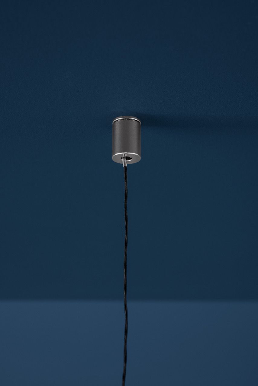 Detailaufnahme des Nickel-Klinkenanschlusses der Par 18 Hängeleuchte von Catellani & Smith.