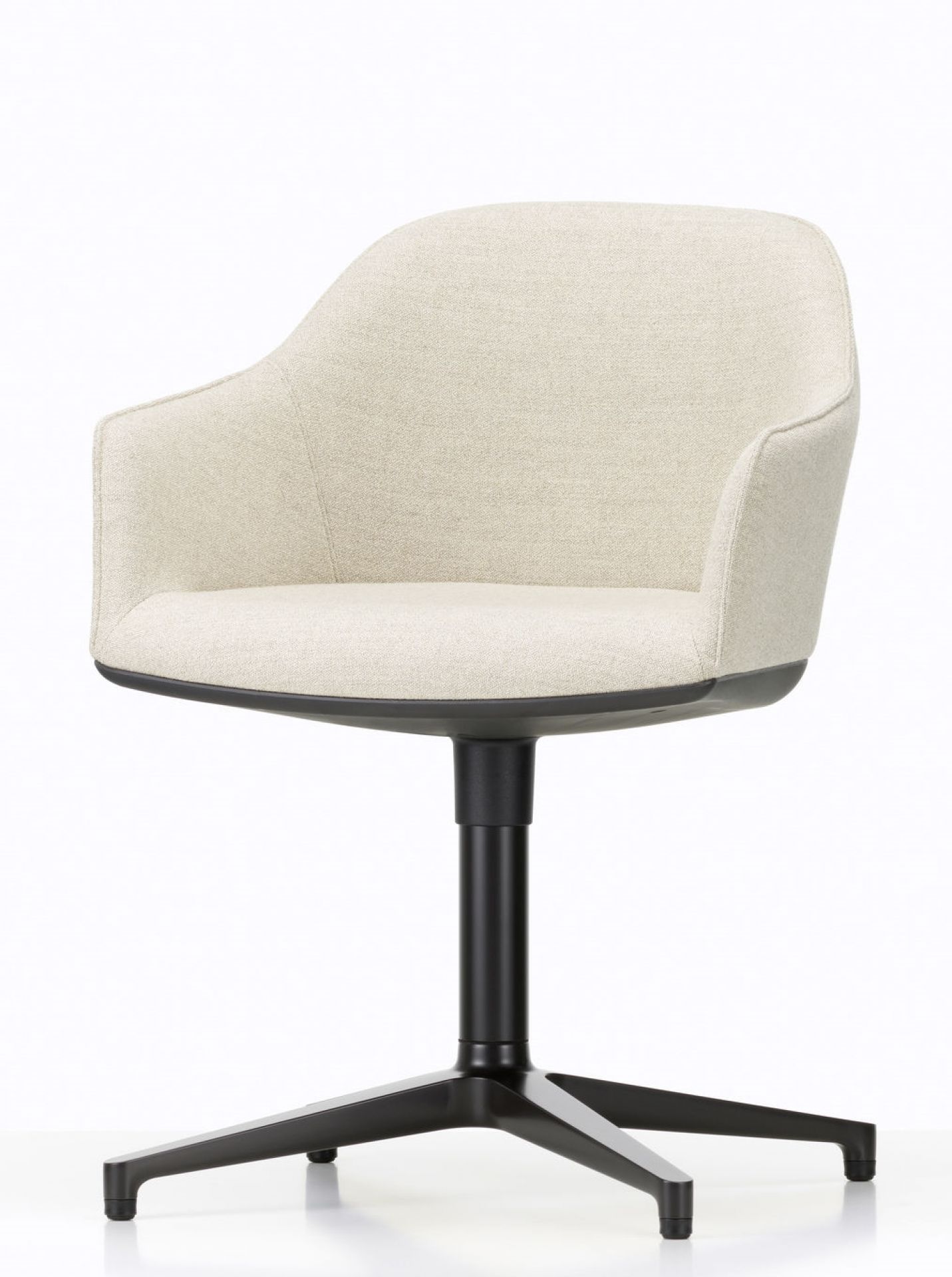 Beiger Softshell Chair von Vitra mit Viersternfuß und Armlehnen, Bürostuhl für Konferenzräume.