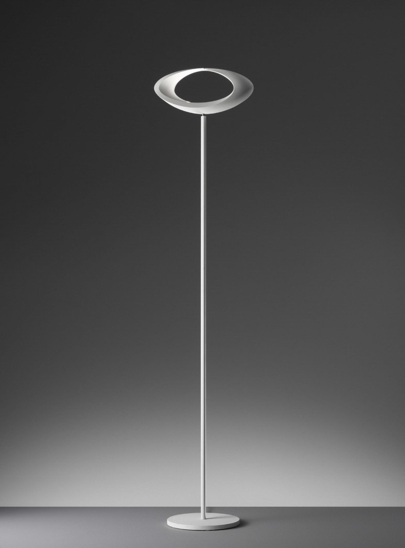 Weiße Cabildo LED Stehleuchte von Artemide: Moderne Bodenleuchte mit indirektem Licht.
