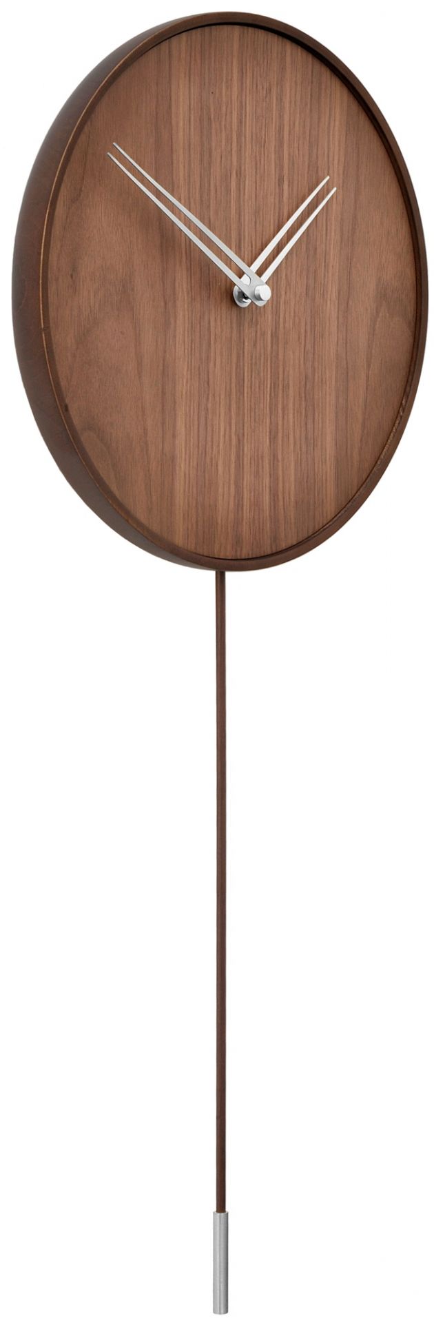 Swing i Wanduhr von nomon aus Holz mit Pendel und silbernen Zeigern. Design Wanduhr.
