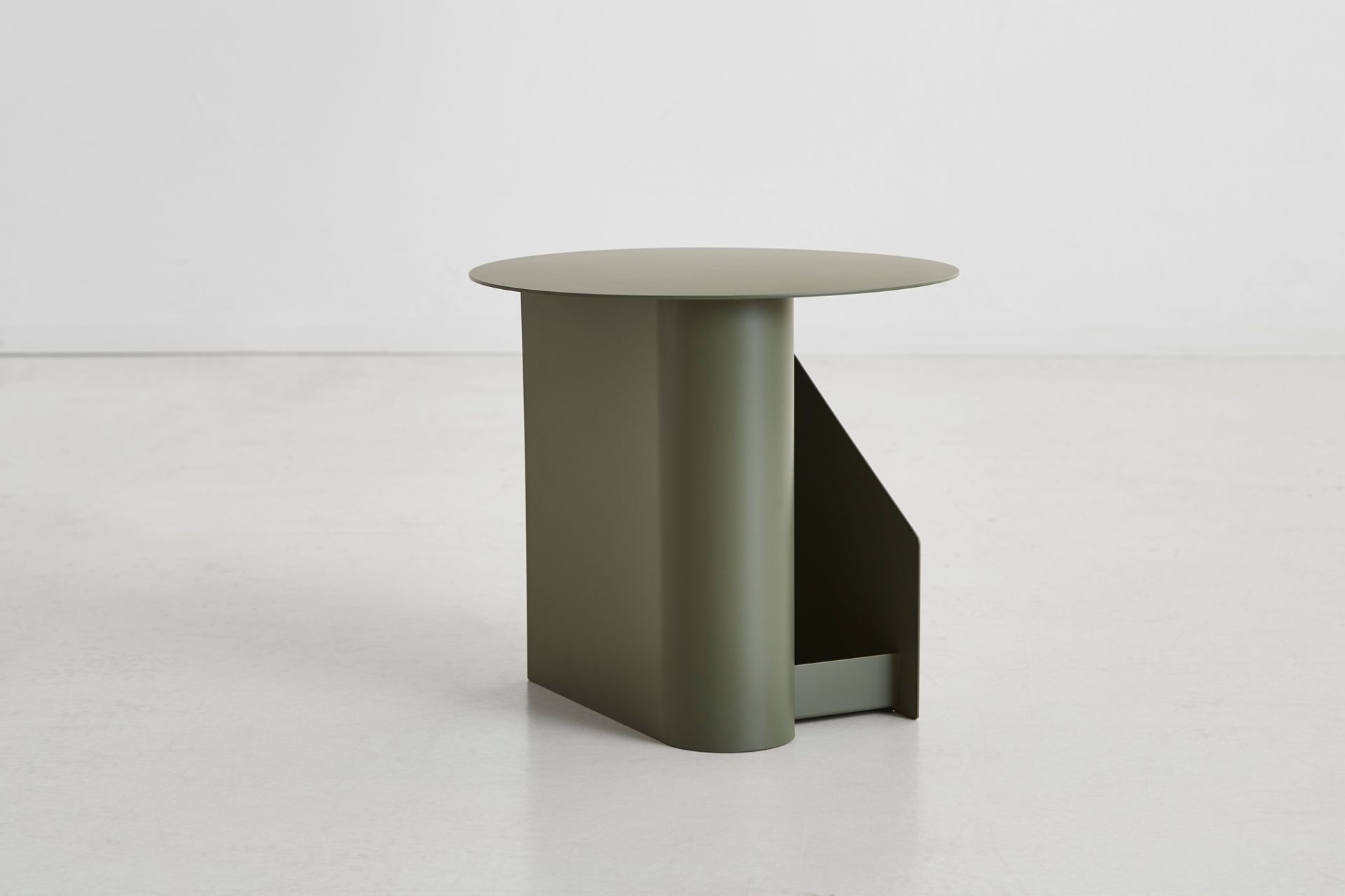 Sentrum Beistelltisch von Woud in Olivgrün: Moderner, minimalistischer Metalltisch für Wohnzimmer und Schlafzimmer.