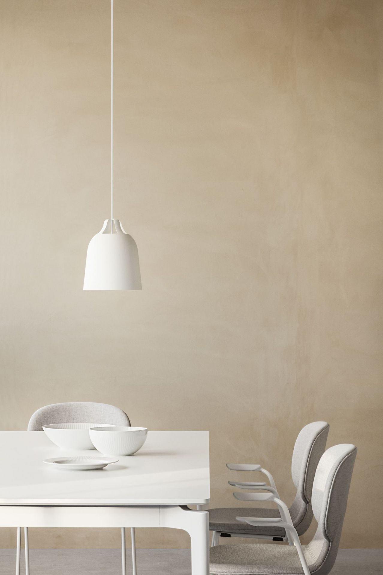 Moderner Essbereich mit weißem More Ausziehtisch von Eva Solo, Stühlen und Pendelleuchte.