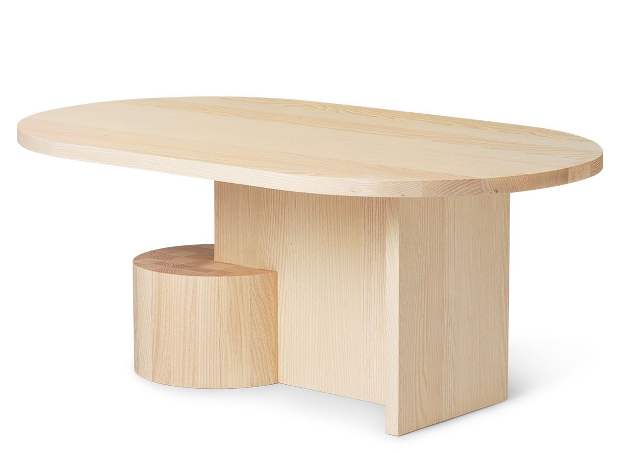 Heller Holz Couchtisch "Insert" von Ferm Living mit ovaler Tischplatte und zylindrischem Fuß.