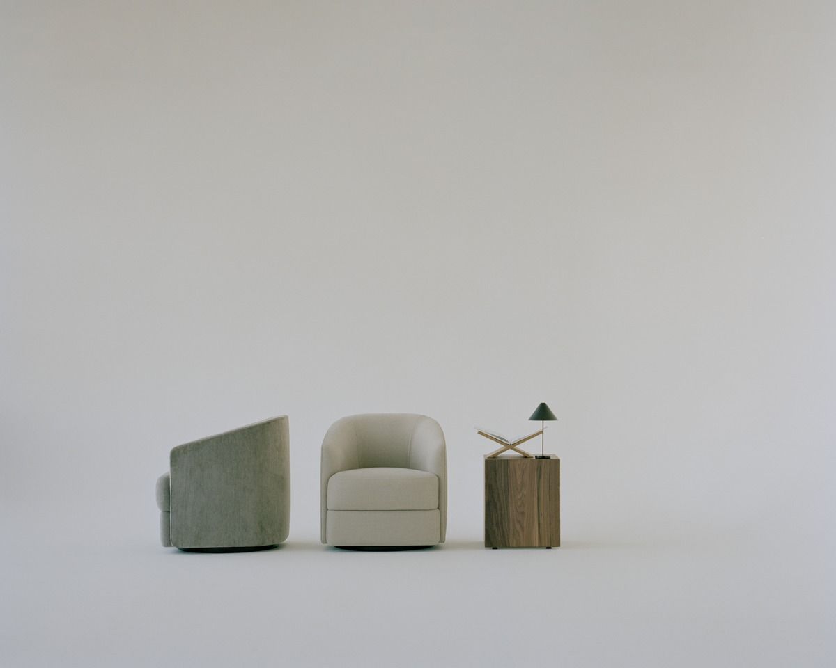 New Works Covent Lounge Chair Sessel in Beige und Grün mit Beistelltisch.