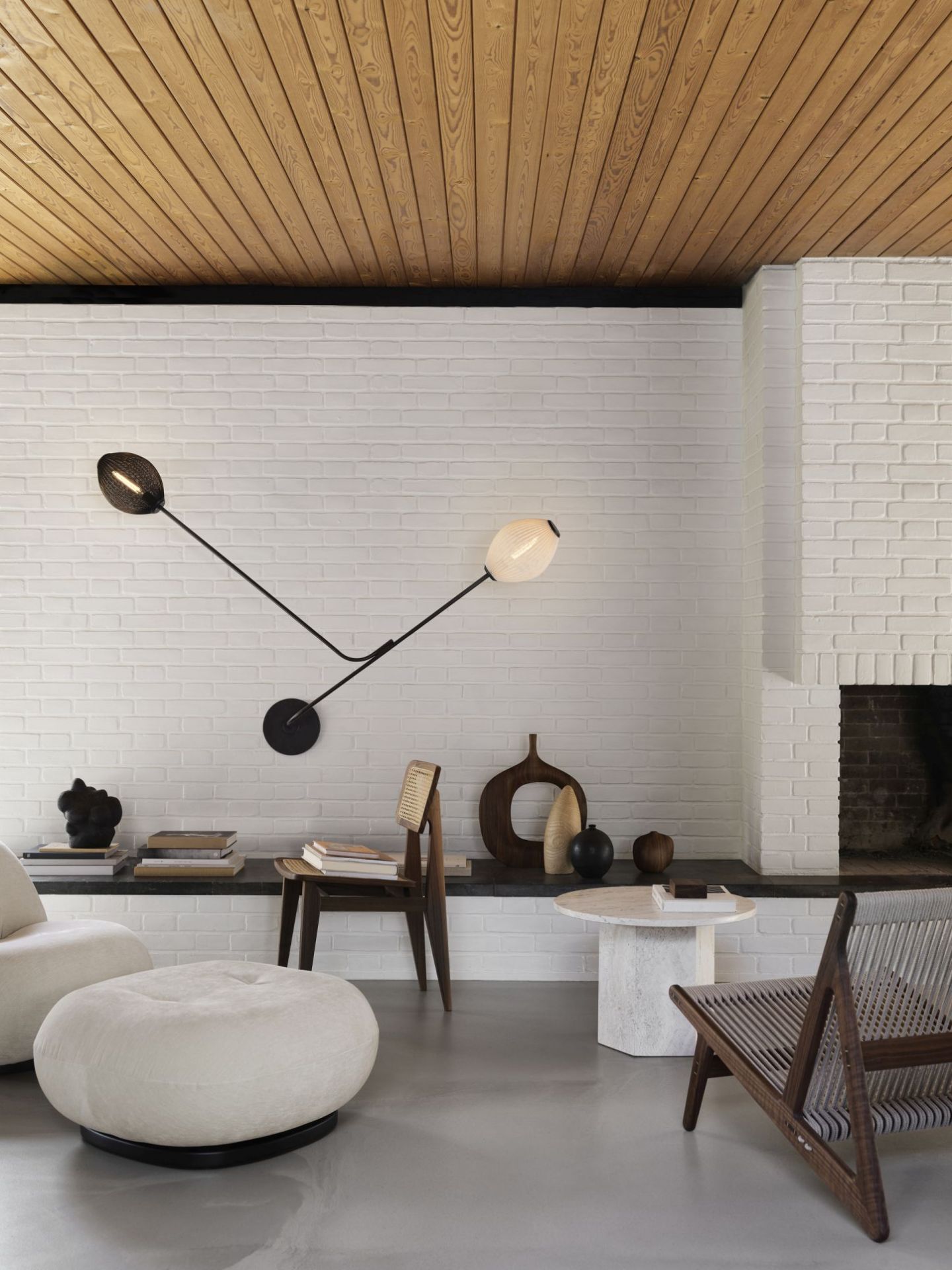 Pacha Ottoman Harp 24 von Gubi in Elfenbein und Perlgold, Drehfuß, in Wohnraum.