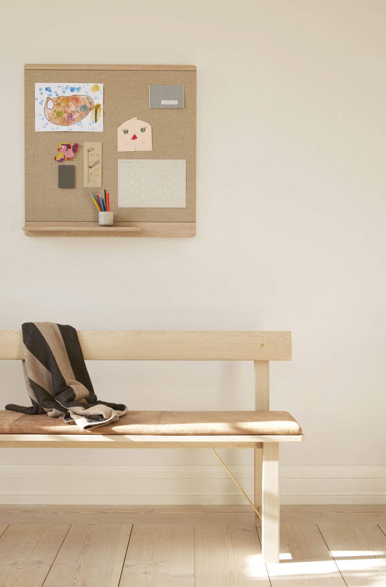 Aymara Decke auf Holzbank: Kuschelige Wolldecke mit Streifenmuster für gemütliche Stunden im Wohnzimmer.