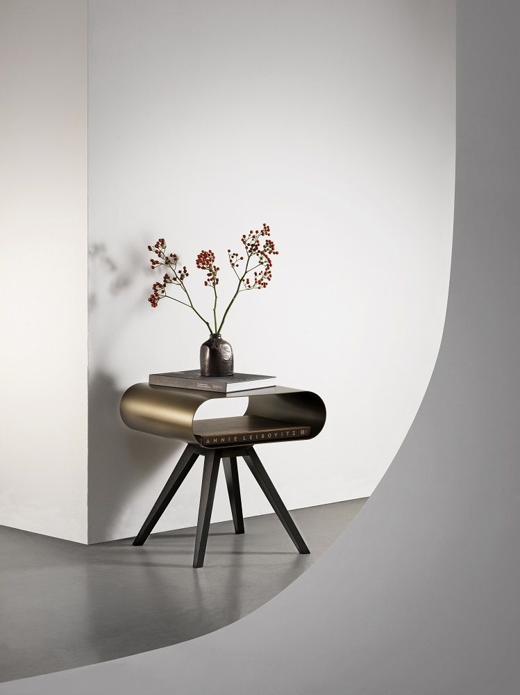 LO 12 Beistelltisch von Müller Möbelfabrikation: Moderner Nachttisch mit Ablage und Dekoration. Design Beistelltisch für Schlafzimmer.