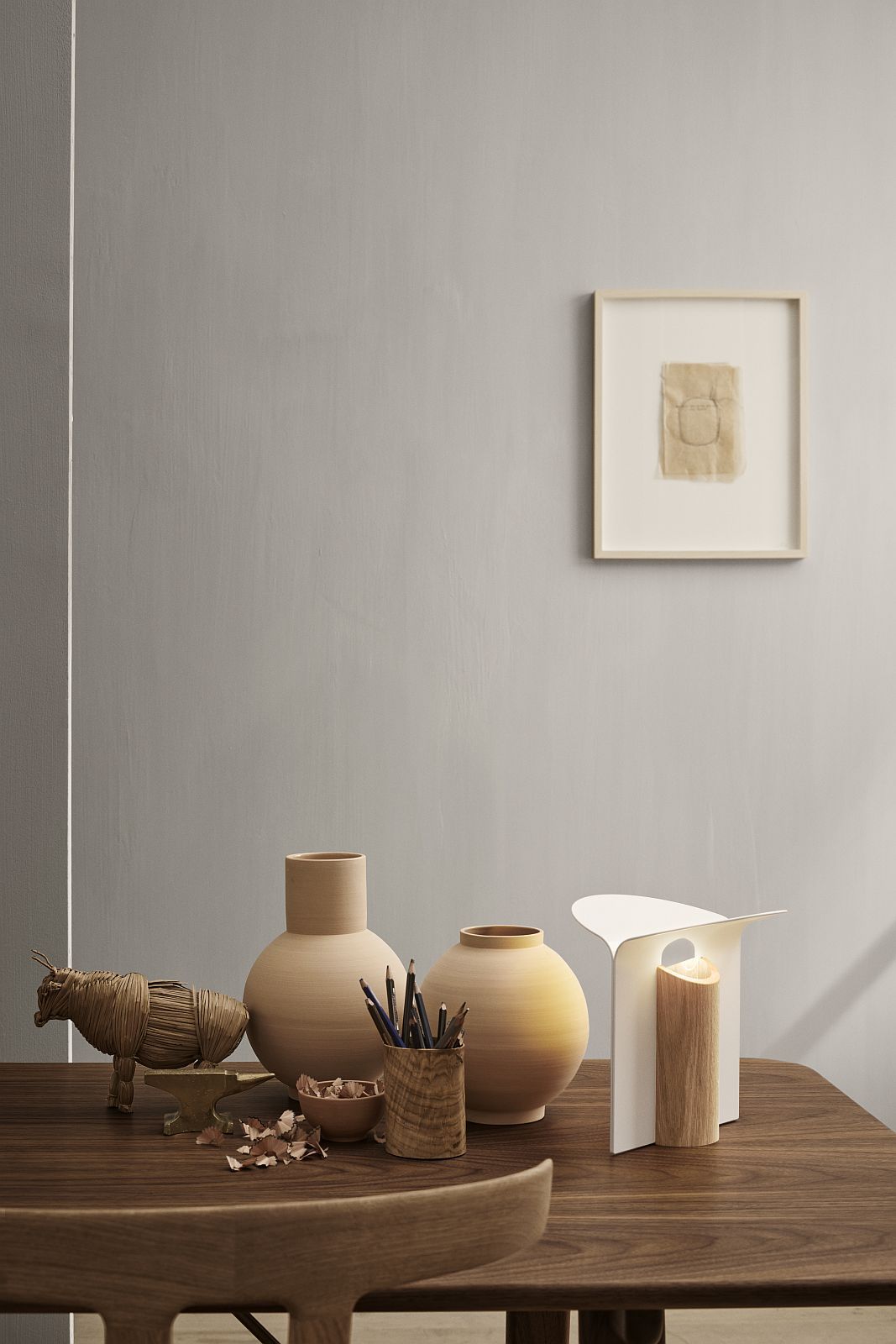RF200 Petal Lamp Tischleuchte von Carl Hansen & Søn auf einem Holztisch.