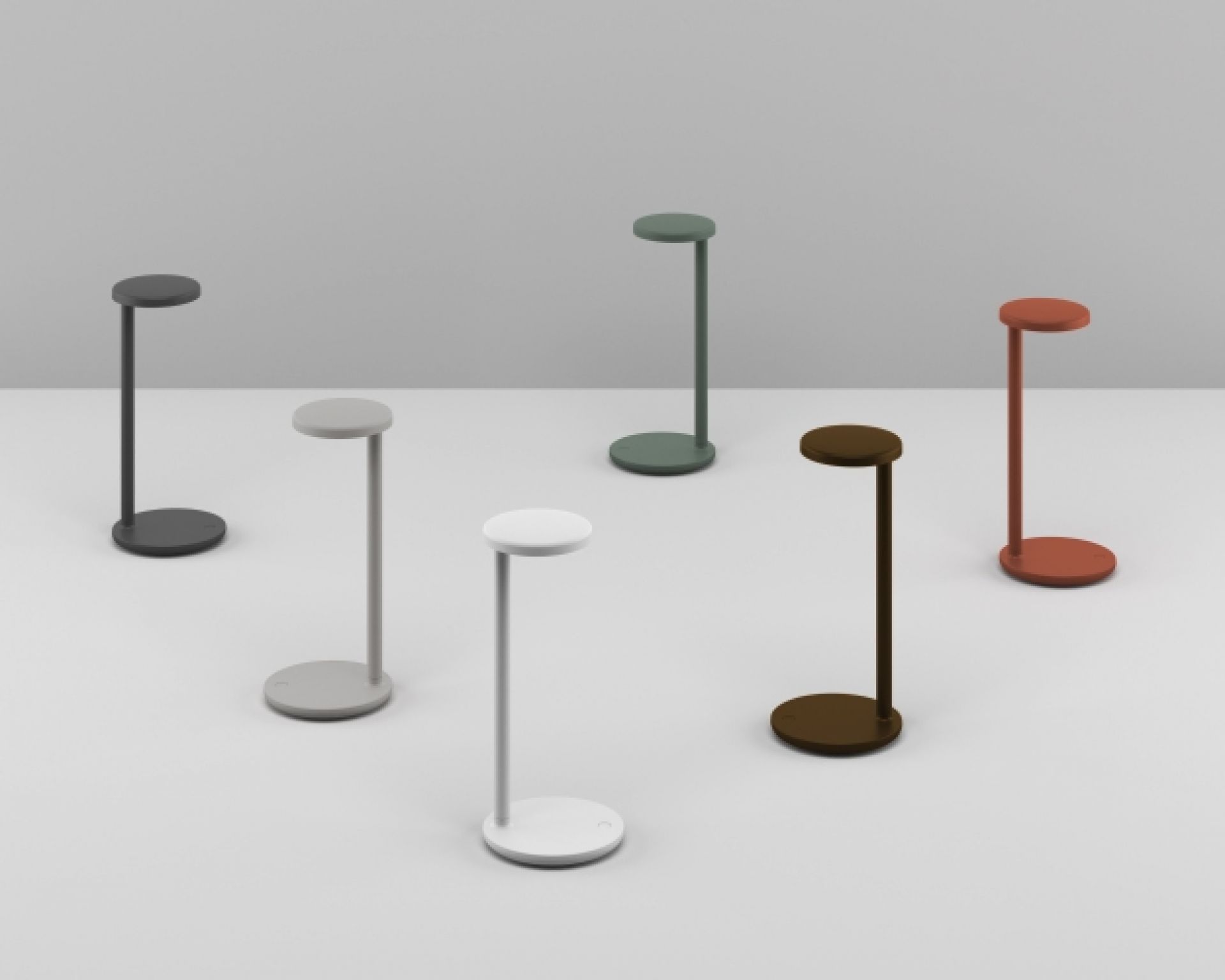 Oblique Tischleuchte von Flos in Braun und anderen Farben. Moderne LED-Tischlampe für Büro und Zuhause.
