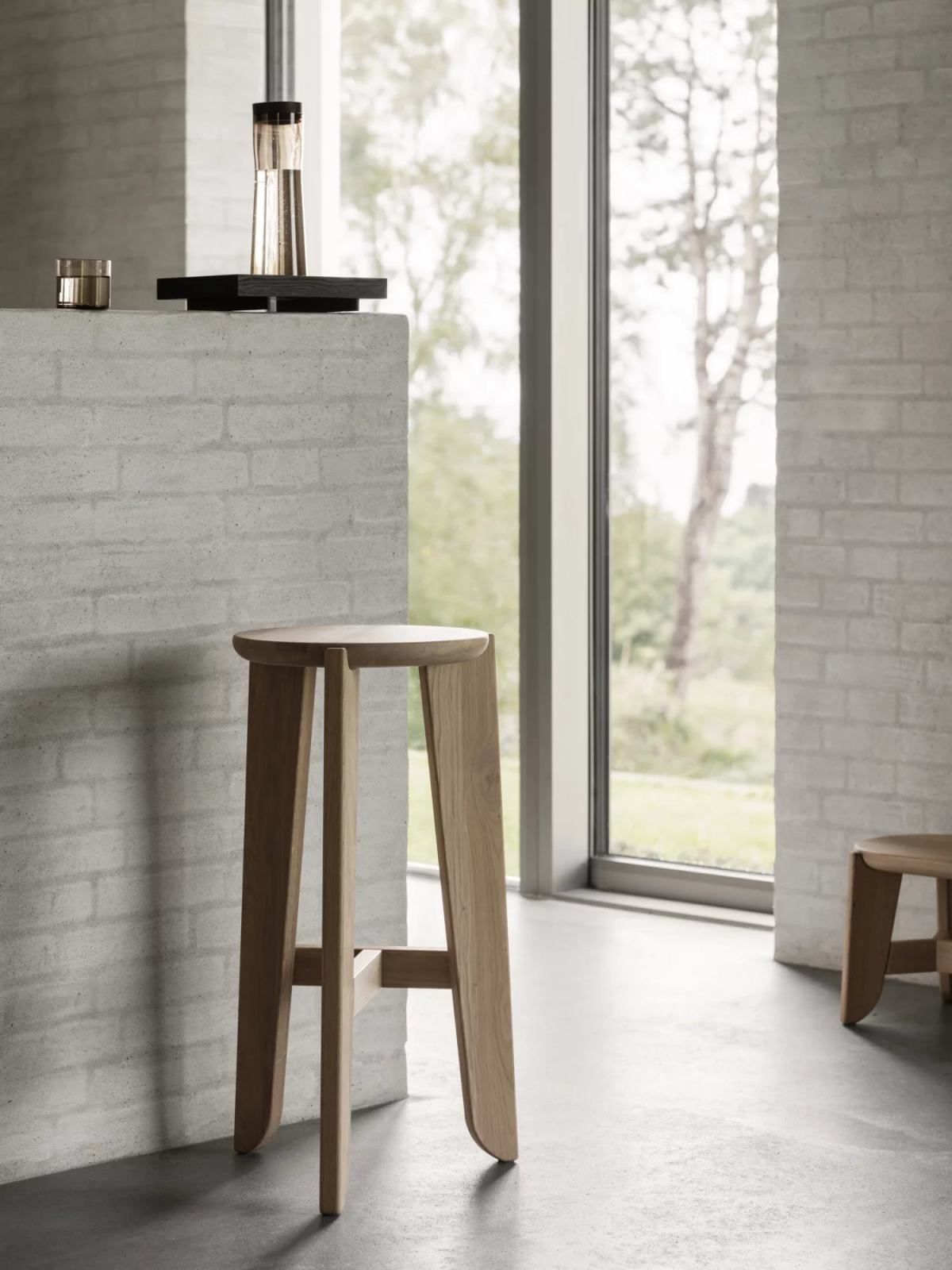 Blomus Eli Bar Stool: Moderner Barhocker aus hellem Holz, minimalistisches Design für Küche oder Bar.