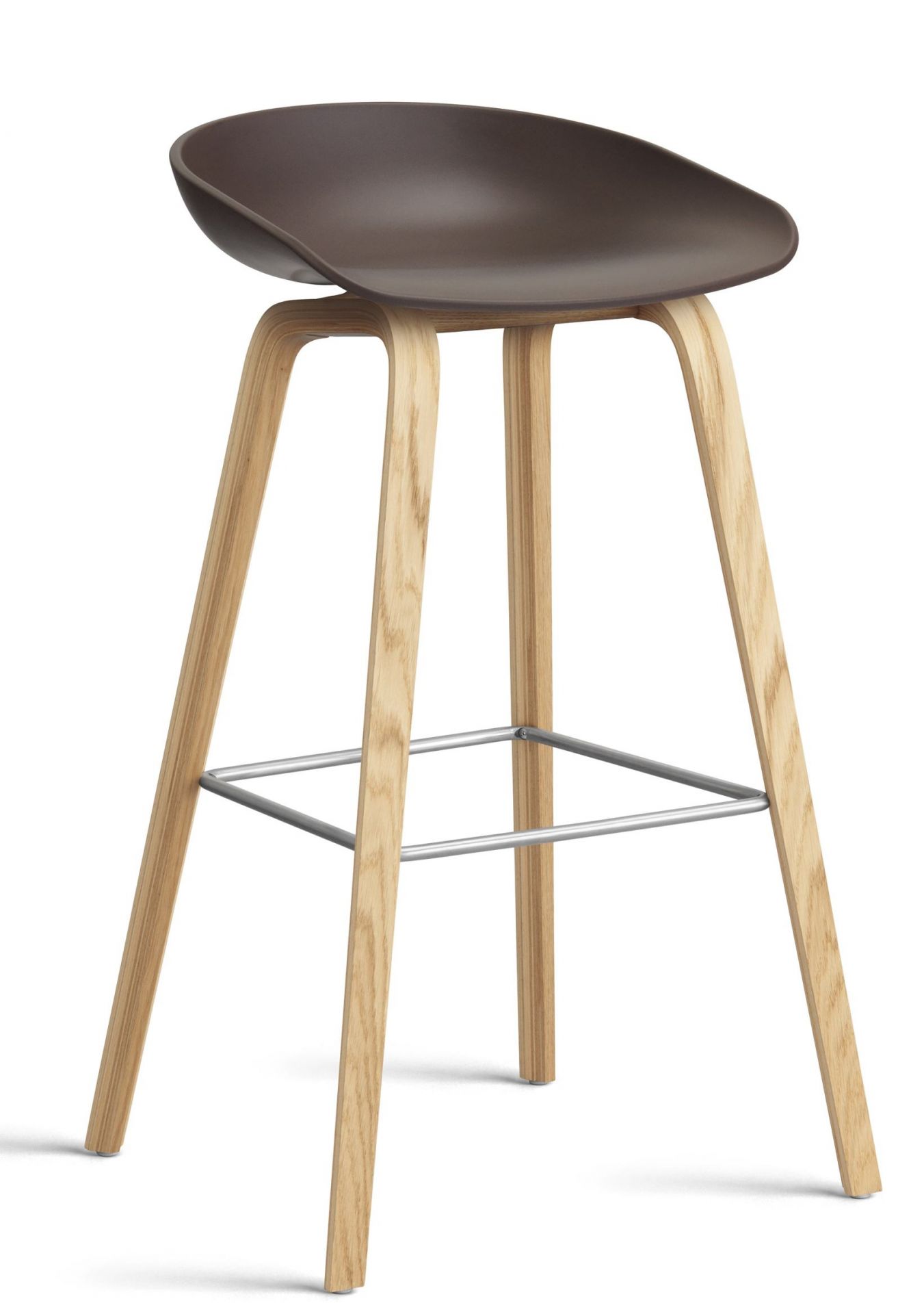 Hay About a Stool AAS32 Barhocker mit brauner Sitzschale und hellem Holzgestell.