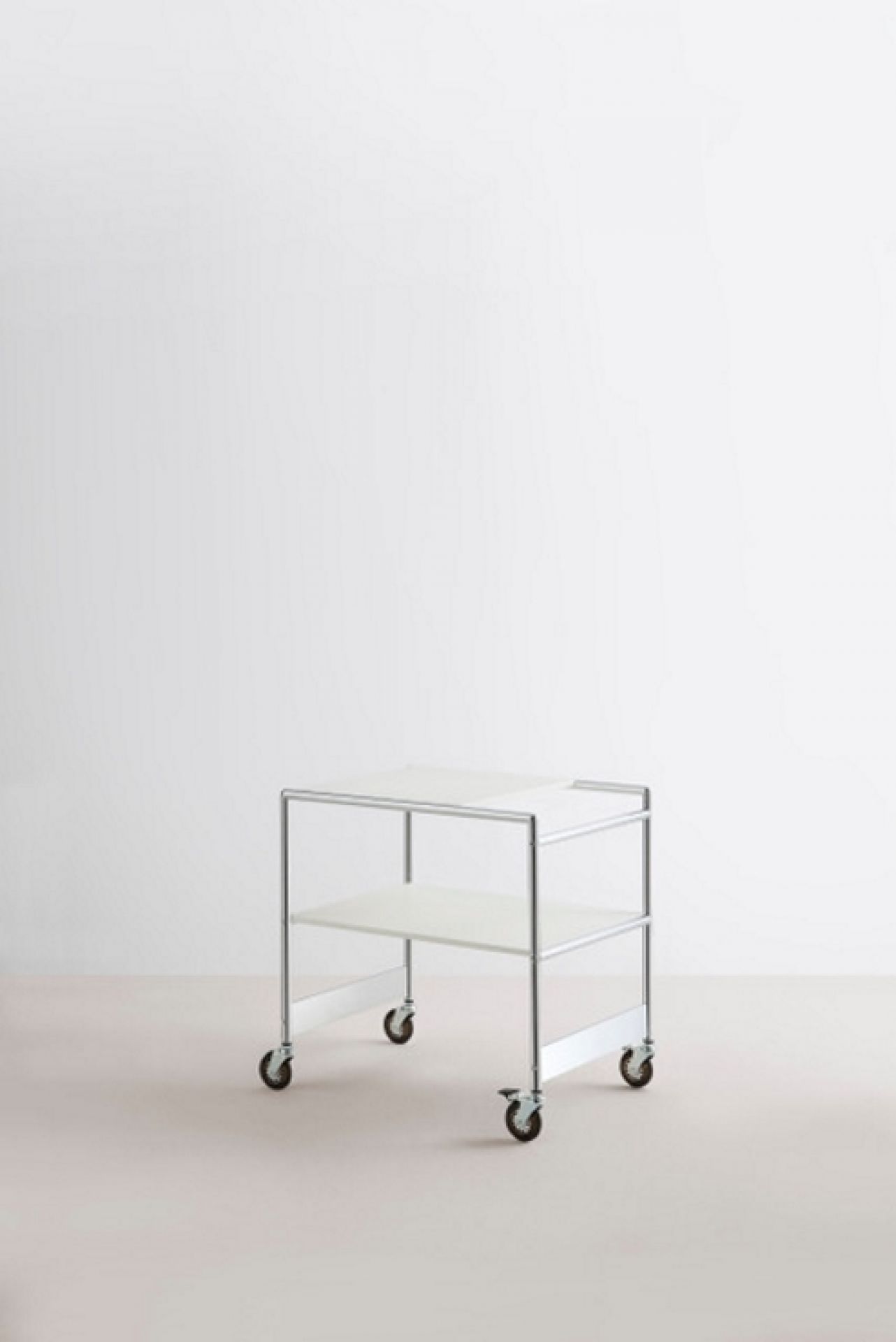 SIR Mox Servierwagen: Moderner, weißer Rollwagen mit zwei Ablagen und Chromgestell.