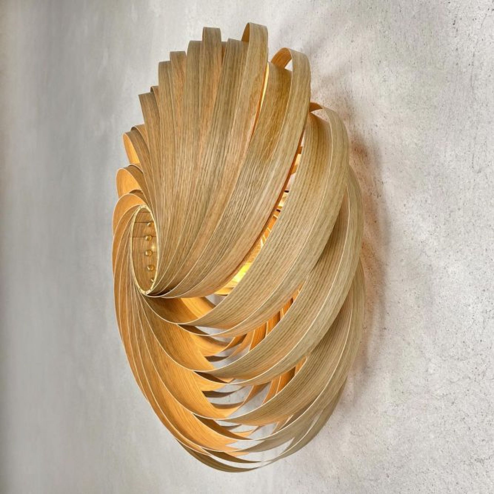 Veneria Wandleuchte aus Eiche, Ø60 cm, spiralförmiges Design, moderne Wandbeleuchtung für Wohnzimmer und Schlafzimmer.