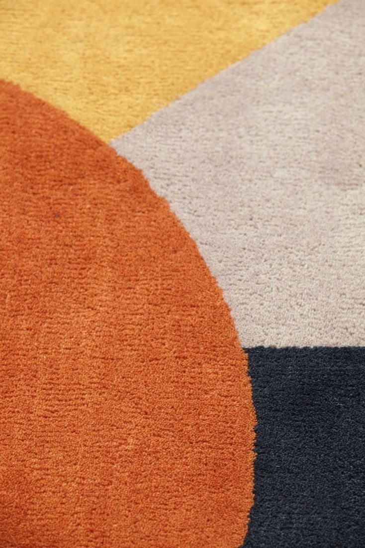 Detailaufnahme des Zoe Kubb Teppichs in Orange, Gelb, Beige und Schwarz, moderner Designer Teppich.
