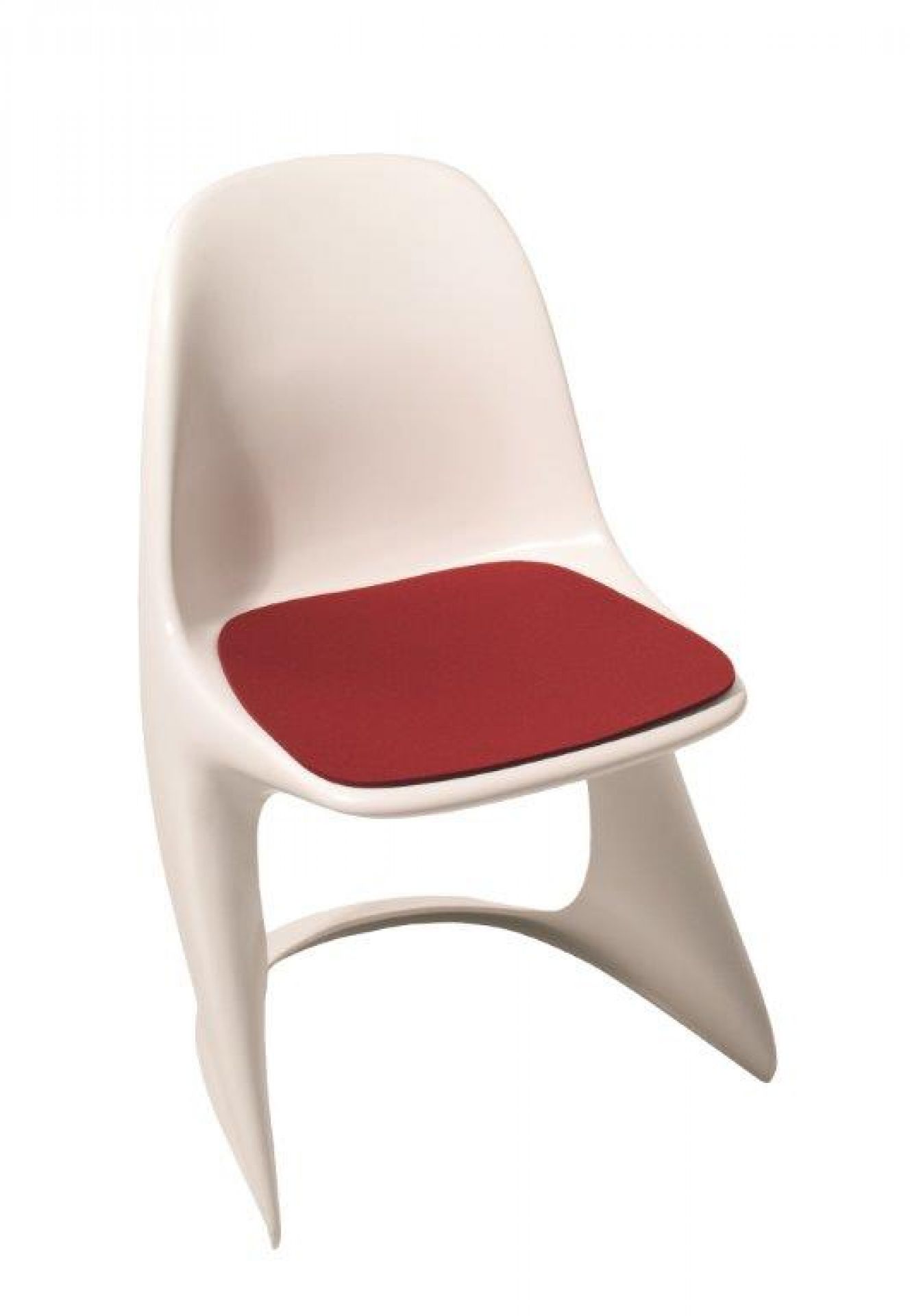 Weißer Casalino Stuhl mit roter Filz Sitzauflage von Begge Parkhaus Berlin für mehr Komfort.