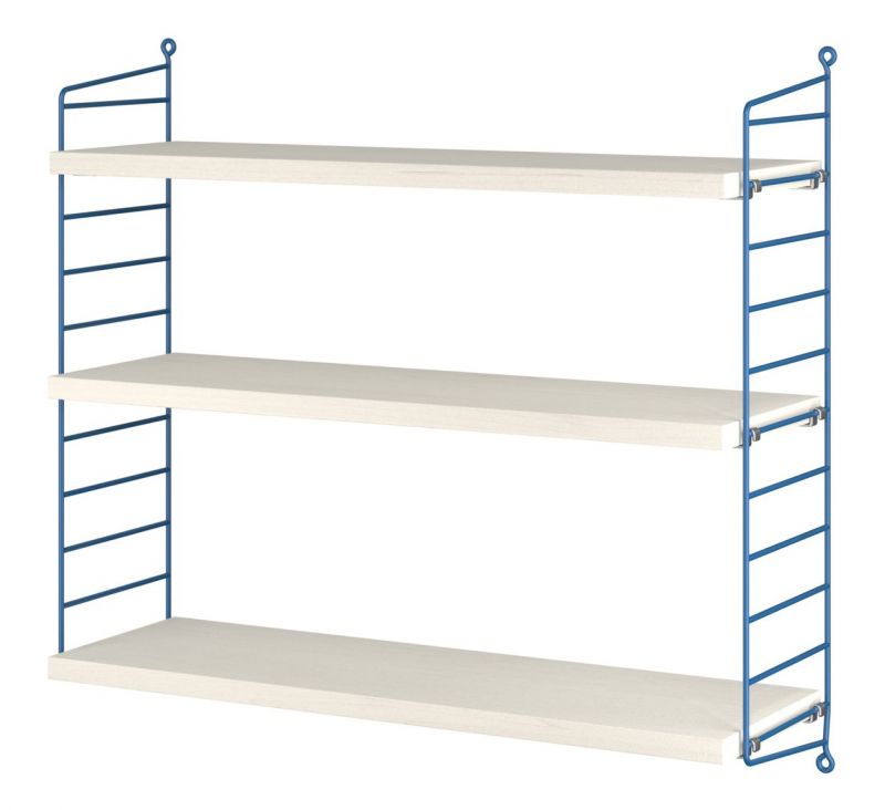 String Pocket Regal mit drei hellen Regalböden und blauen Seitenteilen, modernes Design.