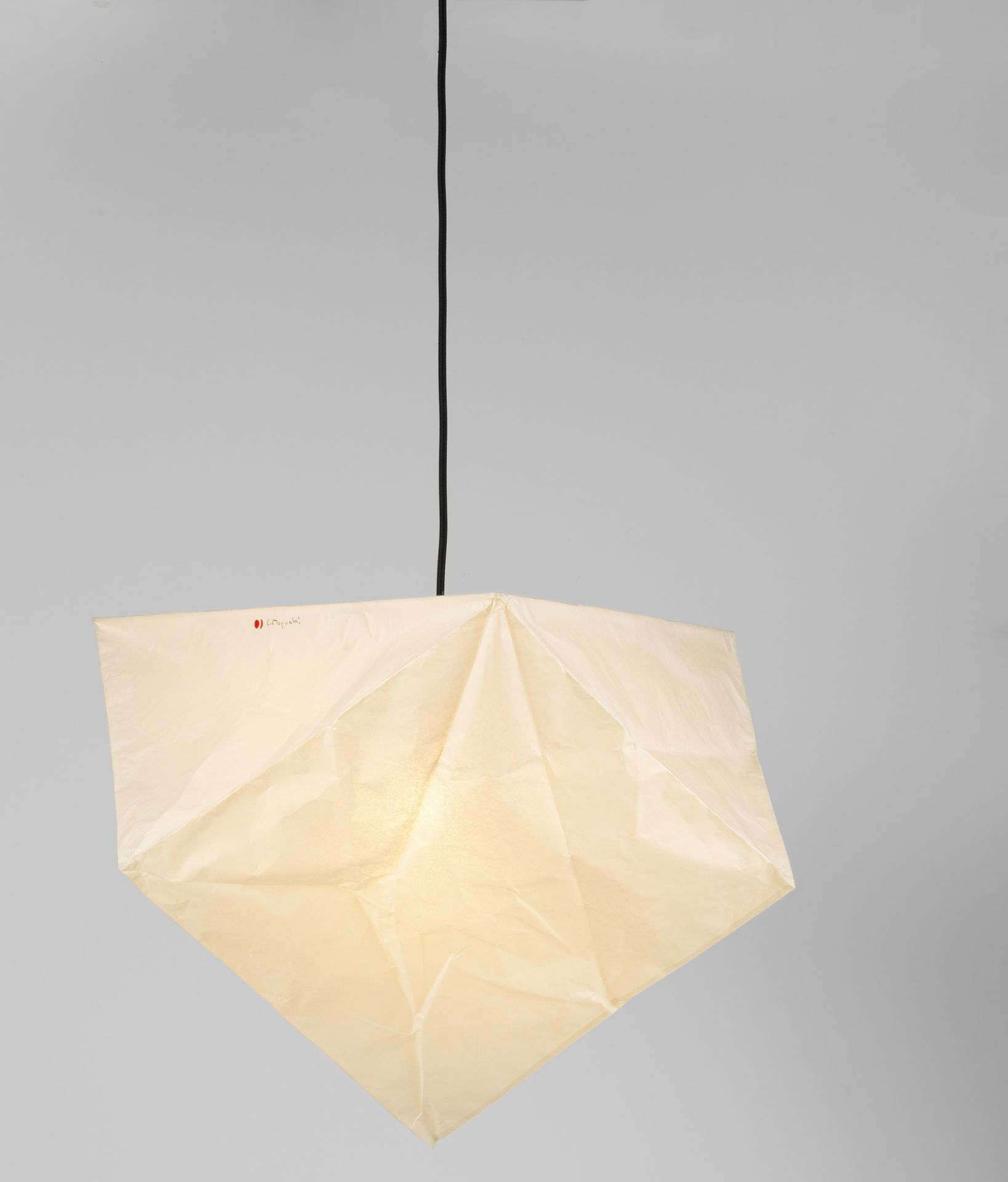 Akari YP1 Pendelleuchte von Vitra: Japanische Papierlampe, Hängeleuchte mit schwarzem Kabel und warmem Licht.