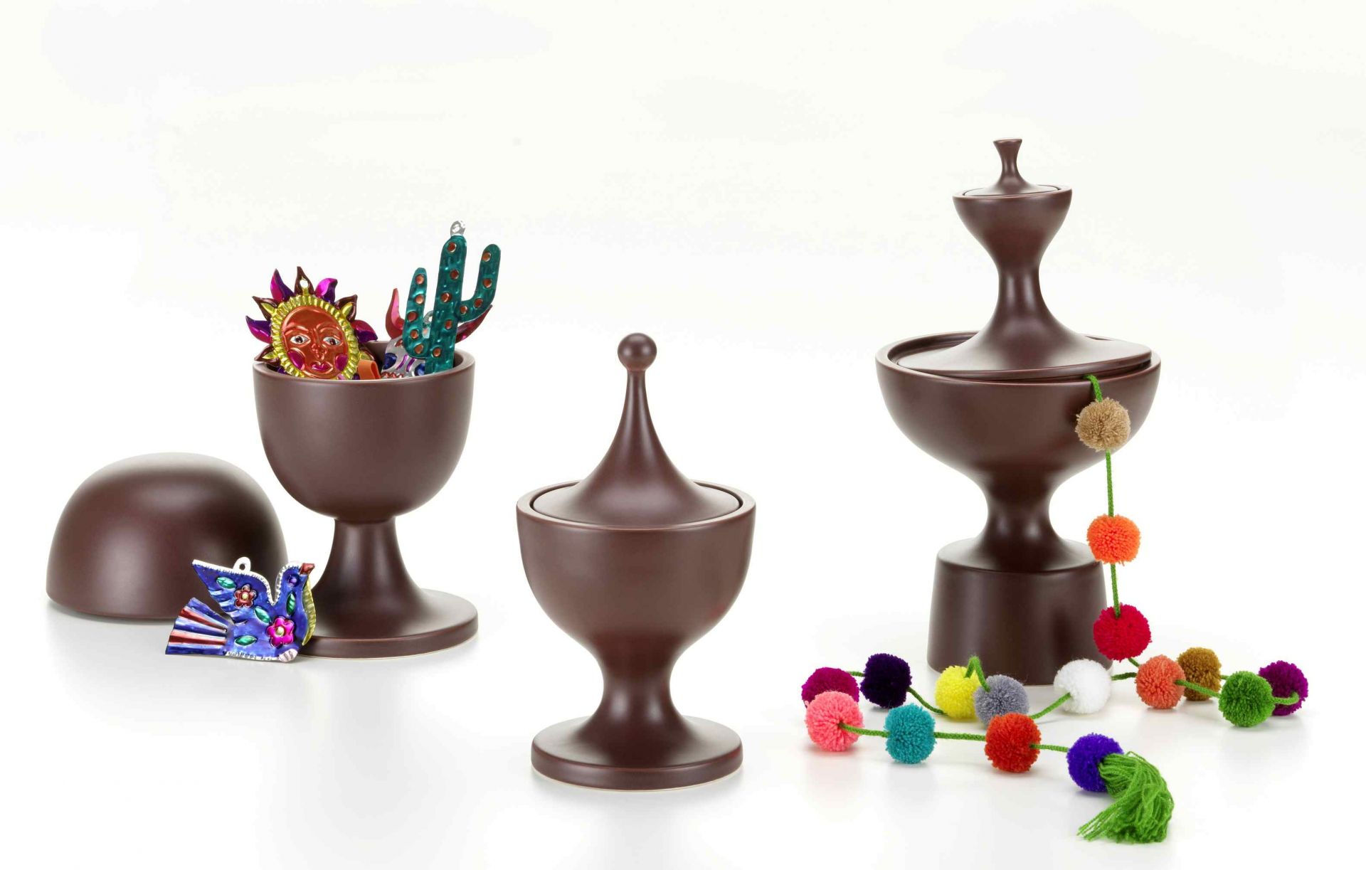 Drei braune Keramikbehälter mit Deckel, Vitra Creme, dekorative Elemente, Pompons.