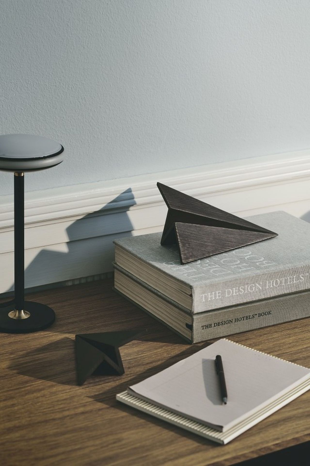 Maverick Paperplane Holzfigur, geräucherte Eiche, auf Büchern. Dekorative Holzskulptur, handgefertigtes Einzelstück.