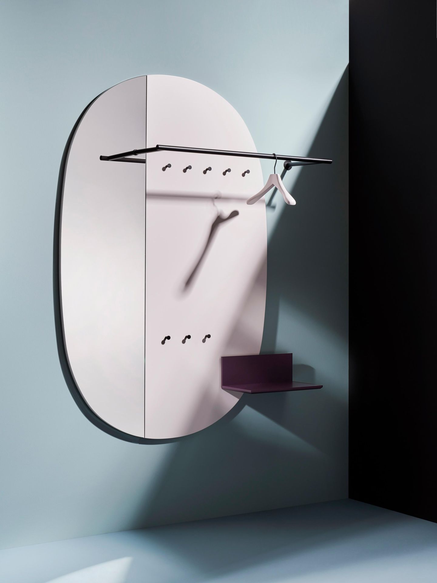 Schönbuch Mask Paneelgarderobe: Ovale Wandgarderobe mit Kleiderstange, Haken und Ablage in modernem Design.