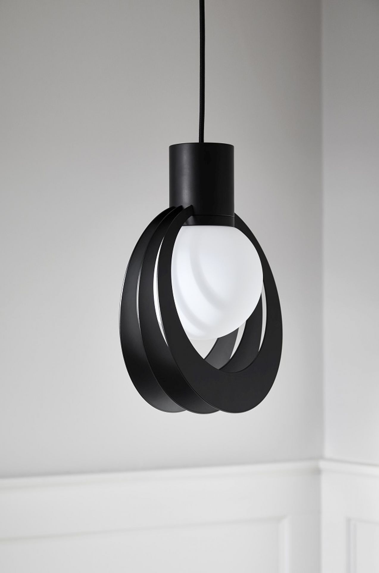 Lunar Pendelleuchte von Woud, moderne Hängelampe mit schwarzem Metallrahmen und weißem Glasdiffusor.
