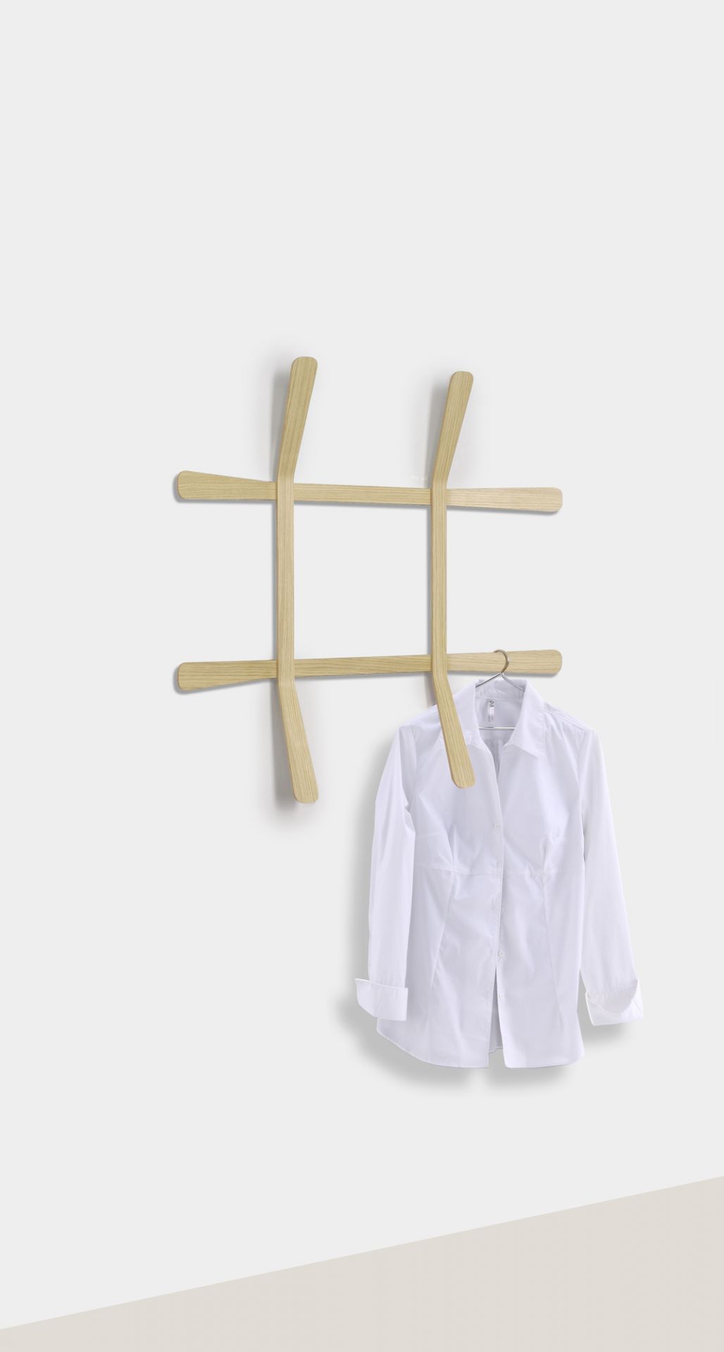 Lili Wandgarderobe: Moderne Holzgarderobe in Tic-Tac-Toe-Form mit weißem Hemd. Wandmontierte Garderoben für Flur und Schlafzimmer.