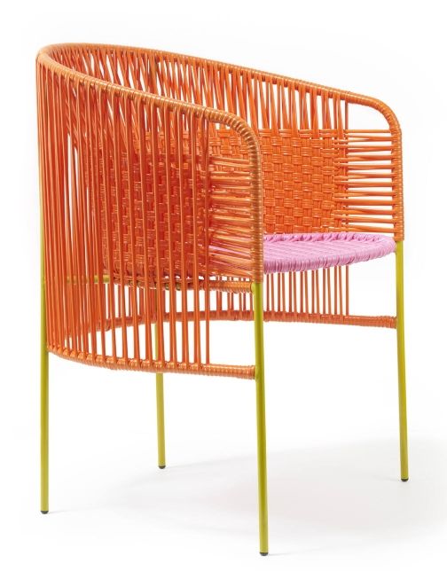 Caribe Dining Chair: Outdoor Stuhl in Orange, Rosa und Gelb mit geflochtener Sitzfläche.